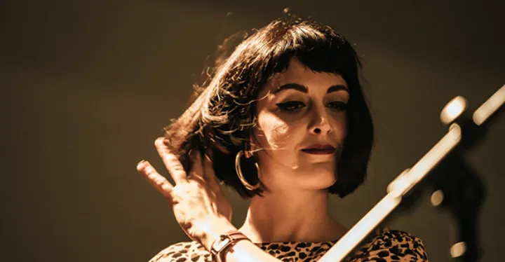 درباره مرجان فرساد؛ خواننده ایرانی-کانادایی که مهاجرت و وطن از تم آهنگ‌های اوست