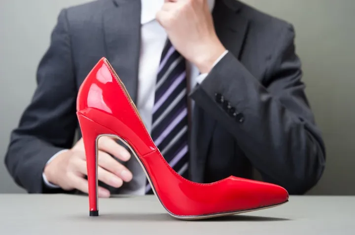 برای همبستگی با زنان و اعتراض به خشونت علیه آن‌ها، ۱۸ سپتامبر با کفش پاشنه بلند راهپیمایی کنید