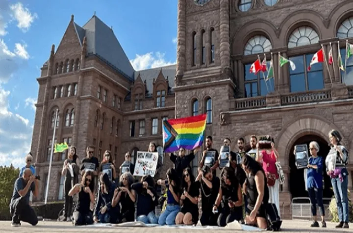 اقدام نمادین و اعتراضی "گیسوبران" از سوی هنرمندان ایرانی در مقابل مجلس انتاریو