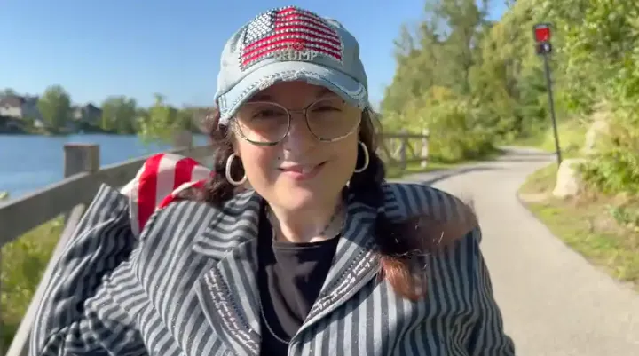 یک زن کبکی مروج نظریه توطئه، ده‌ها هزار دلار پول جمع کرده است