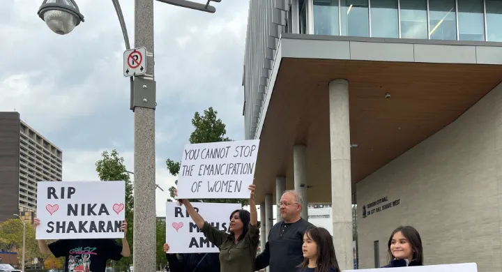 تظاهرات یک خانواده ایرانی کانادایی در مقابل شهرداری ویندزور انتاریو  در همبستگی با معترضان در ایران