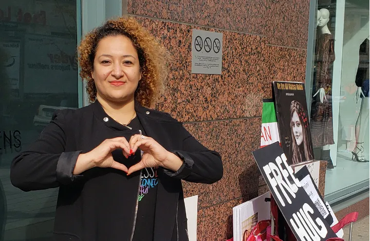 آغوش رایگان «آتنا بارفروشی» در مونترال