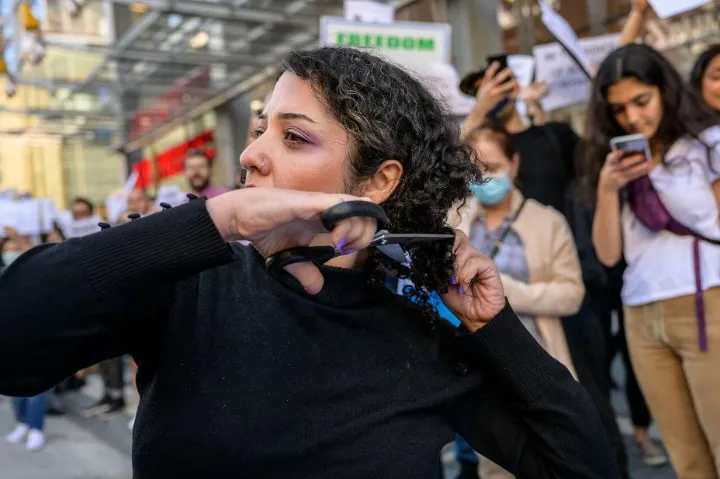 نگاه کانادایی‌ها به پیام کوتاه کردن اعتراضی مو توسط زنان ایرانی