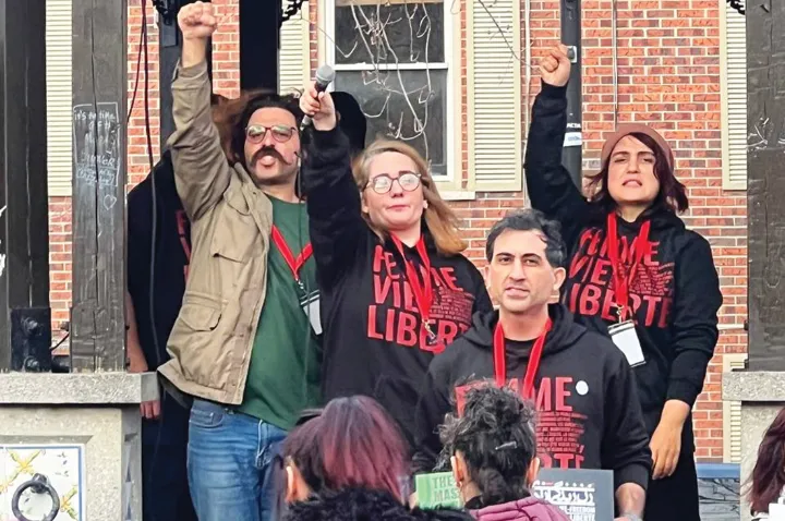 گردهمایی پلاکارد نویسی ایرانیان مونترال به یاد زاهدان و خاش برگزار شد