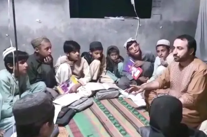 این مدرسه‌ی شبانه برای کودکان کار در قندهار است