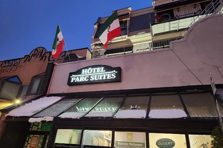 برافراشتن پرچم ایران بالای هتلی در مونترال