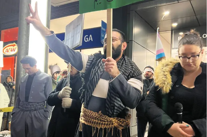 تجمع ایرانیان مونترال برای اعتراض به کشتار در مهاباد و کردستان