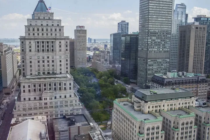 افزایش استفاده از زبان انگلیسی در محیط‌های کار در کبک و اصرار لوگو بر ضرورت جذب مهاجران فرانسوی‌زبان