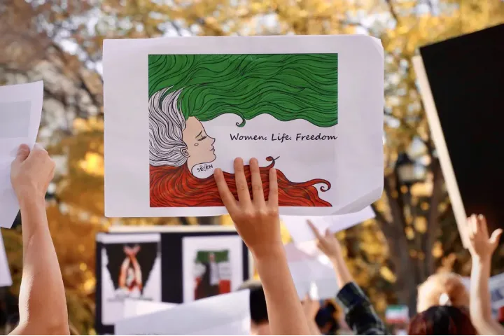 نمایشگاه دانشجویان ایرانی کلگری در حمایت از خیزش هم‌مهینانشان در ایران