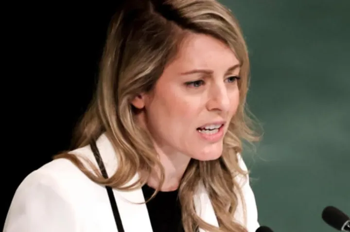 وزیر امورخارجه کانادا: شکاری را با هدف ارعاب معترضان اعدام کردند