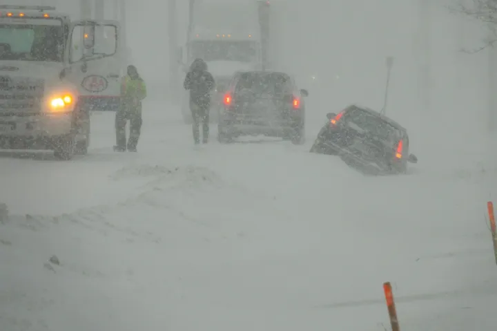 خسارات طوفان در کبک؛ قطار تورنتو-مونترال با ۹ ساعت تاخیر به مقصد رسید