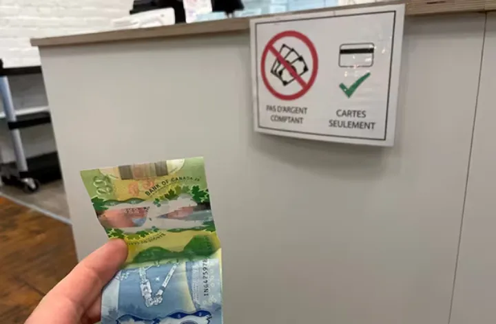 افزایش فروشگاه‌های کبکی که از قبول پول نقد خودداری می‌کنند؛ آیا این کار قانونی است؟