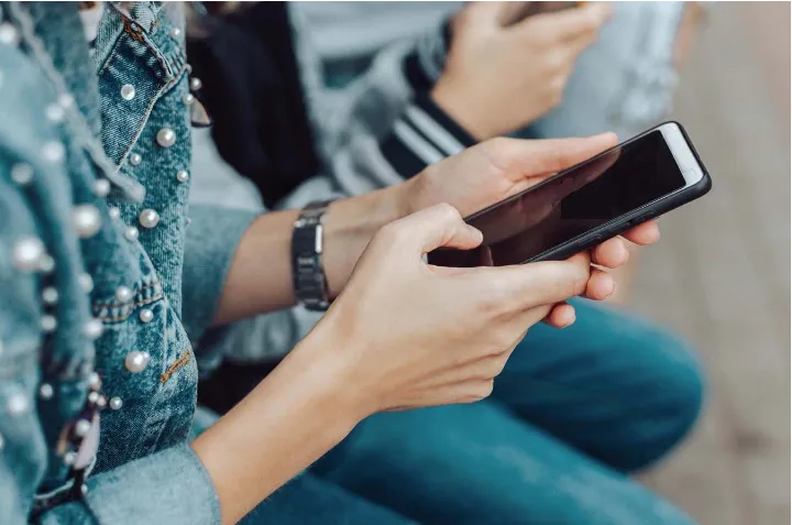 چرا خدمات تلفن همراه در کانادا به نسبت بسیاری از کشورها، گران‌تر است؟