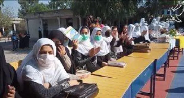 چشمان نگران دختران افغانستان به درهای مدارس