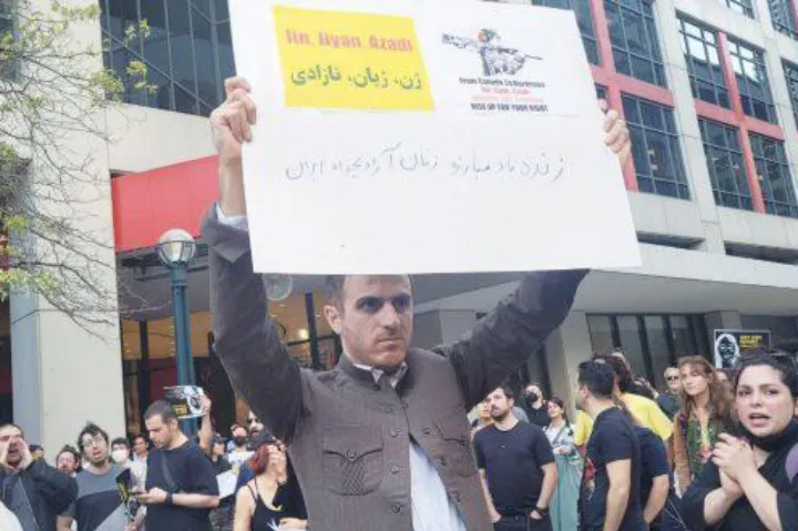 اعتراضات زنان تپش نور در تاریک‌خانه جمهوری اسلامی است