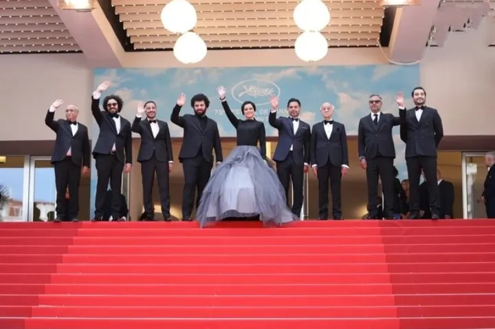 روستایی در این کار قهرمان تراشی نمی‌کند