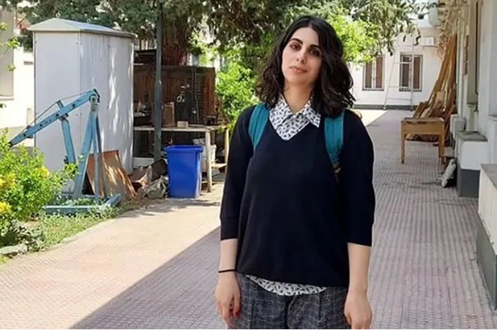 ایرنه خانم موهایش را در باد شانه می‌زند