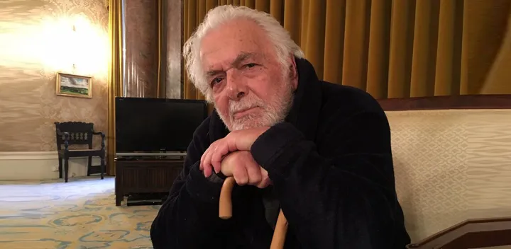 نقد گلستان و زیباشناسی زندگی در «خشت و آینه»