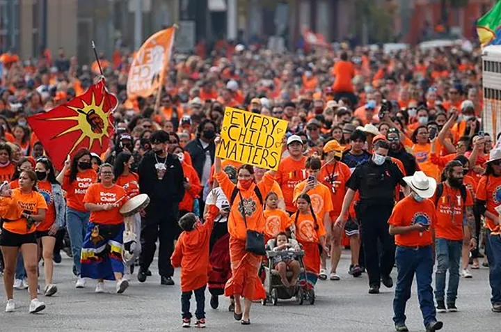 کانادایی‌ها در حمایت از کودکان بومی نارنجی می‌پوشند