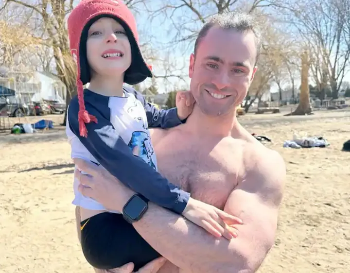 شنا در آب سرد با حضور شاد و پرشور کودکان در کنار والدین