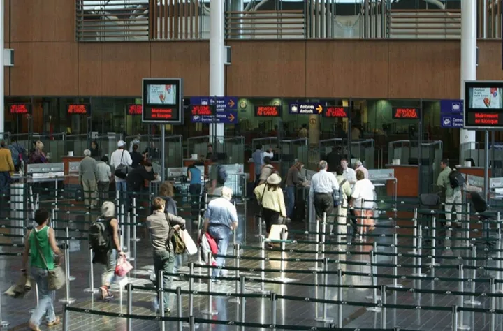 با ویزای گردشگری در کانادا دیگر نمی‌توان درخواست مجوز کار کرد