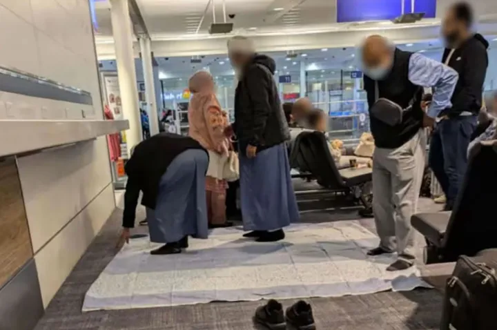 نماز گروهی مسلمانان در بخش بین‌المللی فرودگاه مونترال
