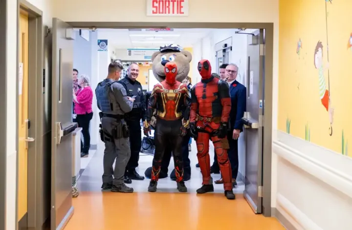 ملاقات غافلگیرکننده ابرقهرمانان با کودکان در بیمارستان کودکان مونترال