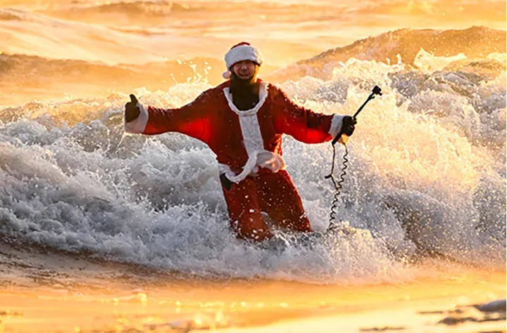 کریسمس سرد و پرهیجان در مونترال: موج‌سواری در رودخانه سنت لارنس با لباس بابانوئل