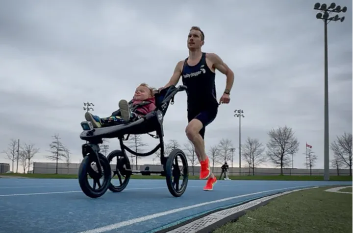 پدر کانادایی رکورد جهانی دویدن با کالسکه را شکست!