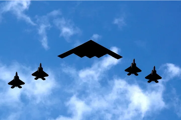 بی۲ های پنهان‌کار در راه گوام، حمله‌ی آمریکا به ایران بزودی؟