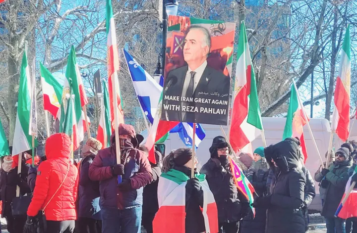 منِ چپی، با عکس شاهزاده در دست و شعارِ مرگ بر چپی در راهپیمایی مونترال! / دیدگاه